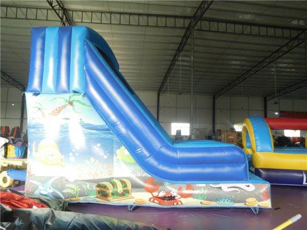 scivolo gonfiabile a tema mare