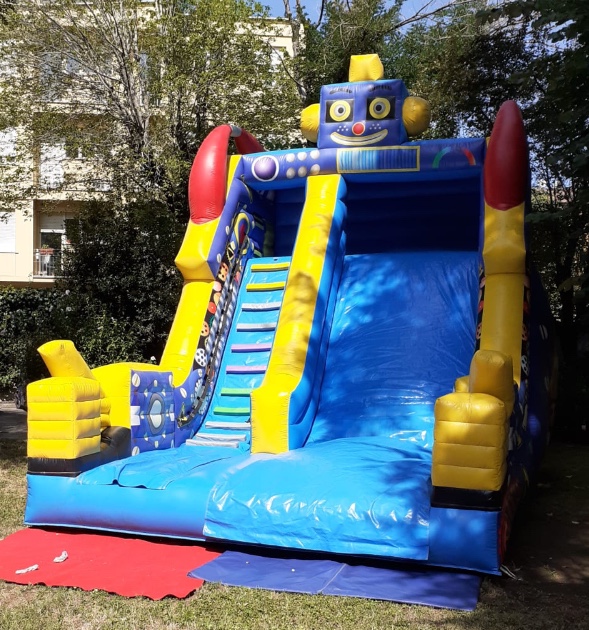 gioco gonfiabile con scivolo robot